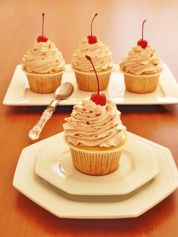 Cupcake de Baunilha com Buttercream de Frutas Vermelhas