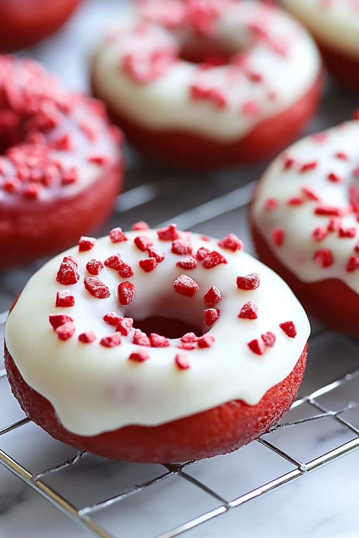 Donut de Baunilha com Glacê de Frutas Vermelhas